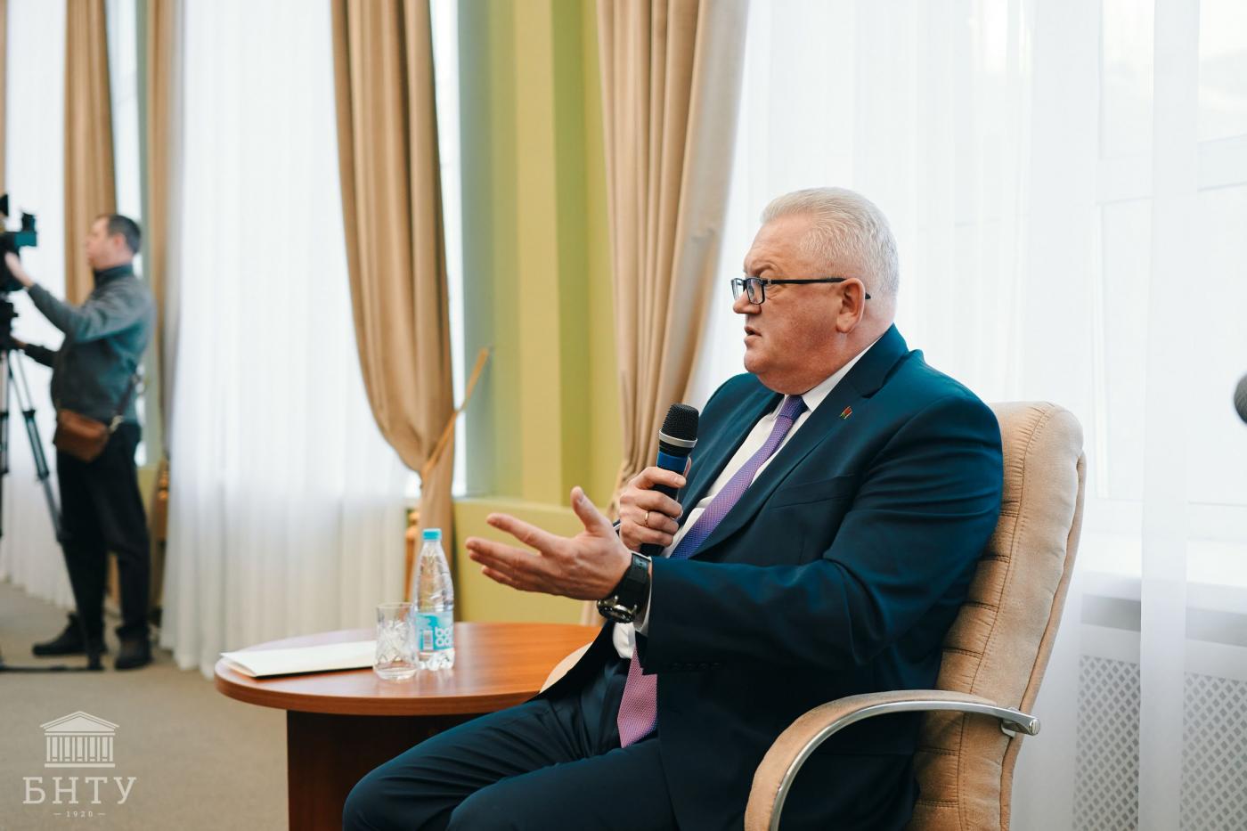 «Жизнь не стоит на месте», – в БНТУ прошла диалоговая площадка с Игорем Карпенко